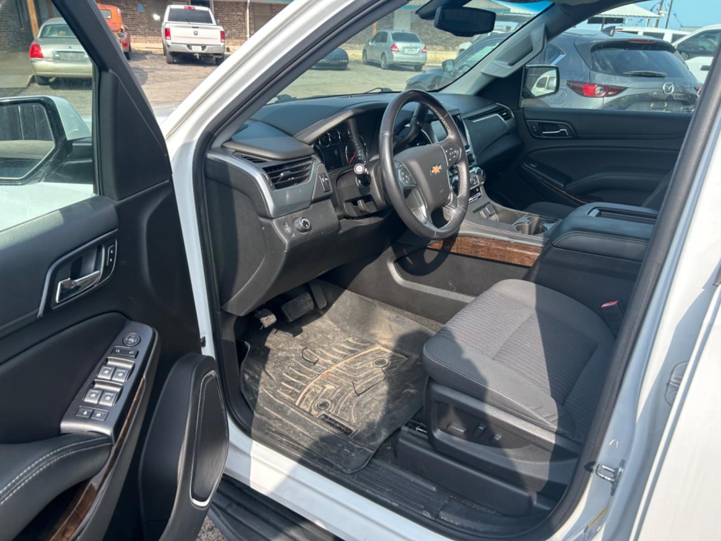 2018 White Chevrolet Tahoe LS 2WD (1GNSCAKC7JR) with an 5.3L V8 OHV 16V engine, 6A transmission, located at 1687 Business 35 S, New Braunfels, TX, 78130, (830) 625-7159, 29.655487, -98.051491 - Photo#4